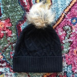 Steve Madden black knit hat with faux fur pompom